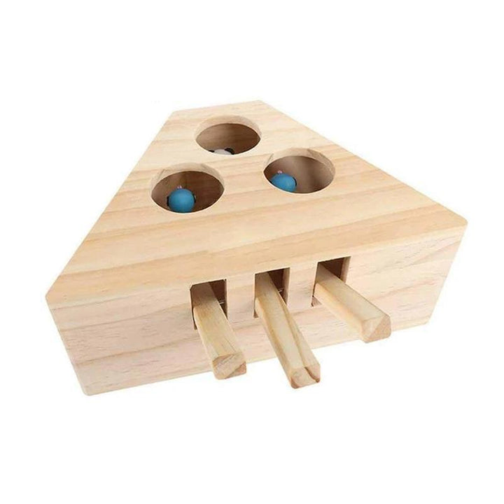 Interaktiv kattleksak i trä med flera hål, perfekt för att stimulera kattens jaktinstinkt och hålla den aktiv.