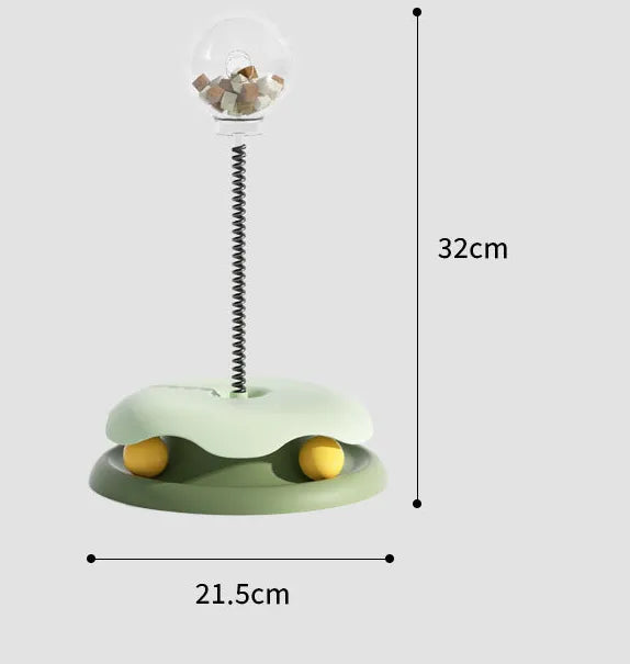 Glad katt leker med sin interaktiva leksak och godisdispenser. Bidrar till ökad stimulans & belöning vid lek.