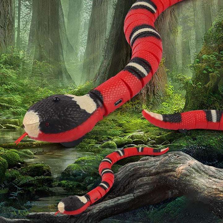 "Interaktiv ormleksak för husdjur, realistisk design med S-form rörelser, smart avkänning och ljuseffekter."