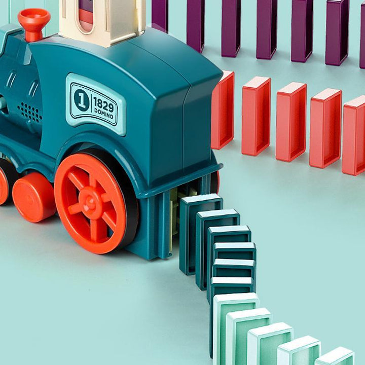 Interaktivt domino tåg med färgglada byggblock för barn, främjar kreativ lek och lärande genom ett automatiskt läggsystem.