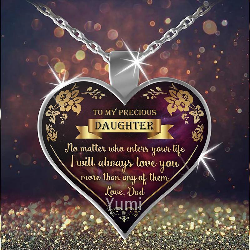 "Intimt inskripterat sentimentalt halsband, diskret och hållbart, perfekt som dekoration i bil eller hem."