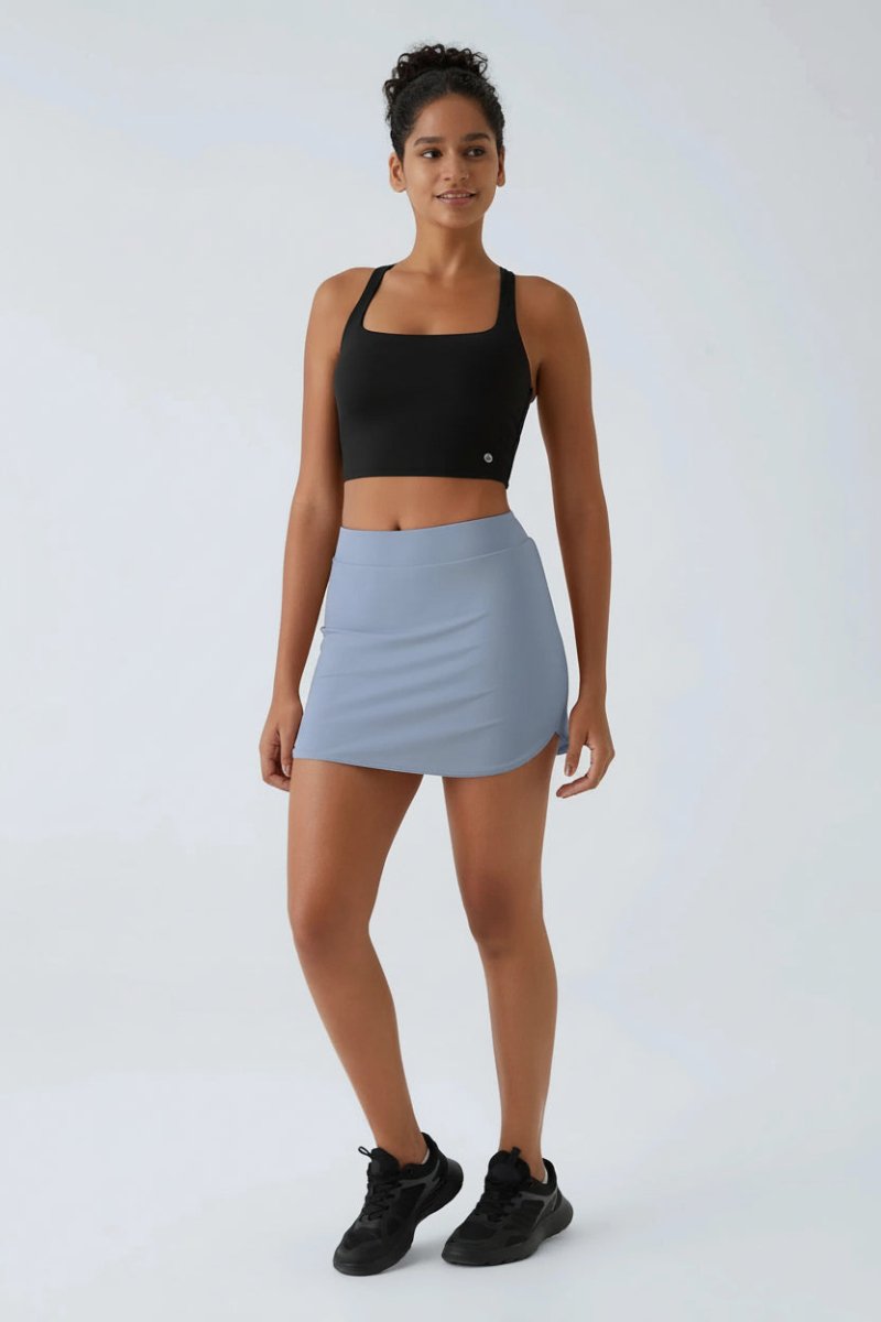Ivy sportskort dam i minilängd. Integrerade shorts ger bekvämlighet för golf, tennis och aktiv träning.