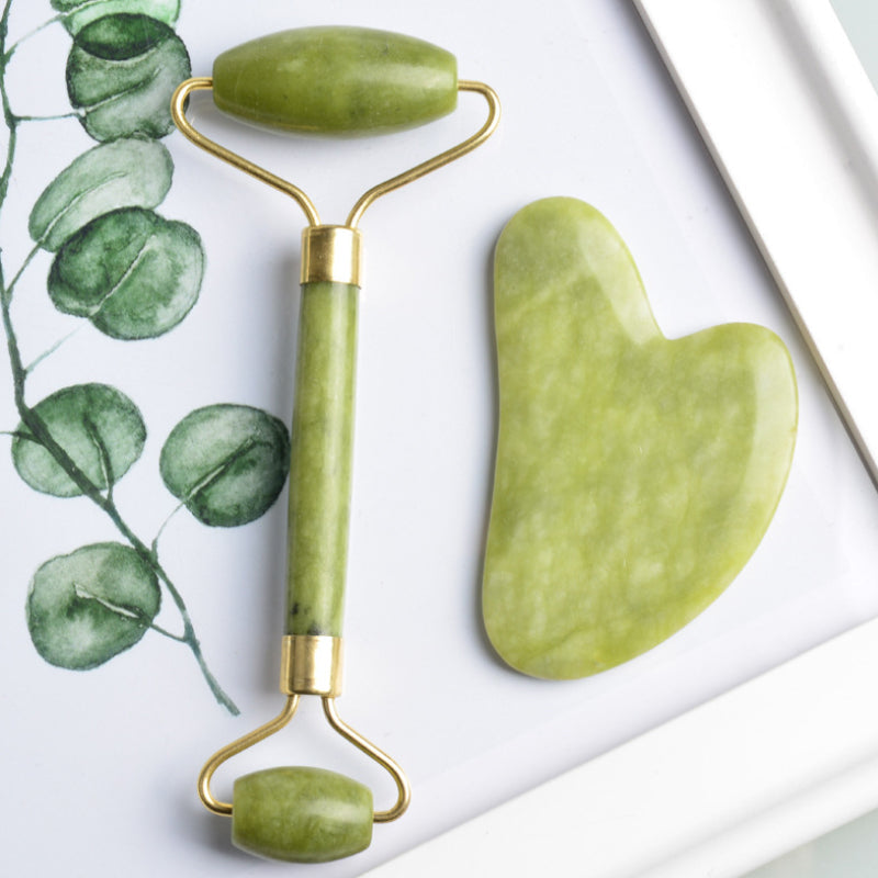 "Jade roller och gua sha av grön jade för ansiktsmassage, främjar hälsosam hud med naturlig lyster och anti-aging egenskaper.