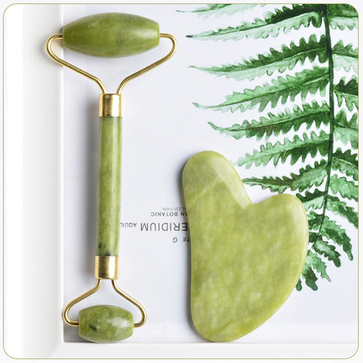 "Jade roller och gua sha av grön jade för ansiktsmassage, främjar hälsosam hud med naturlig lyster och anti-aging egenskaper.