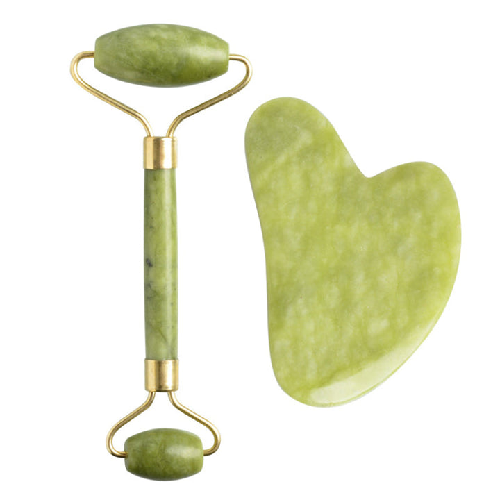"Jade roller och gua sha av grön jade för ansiktsmassage, främjar hälsosam hud med naturlig lyster och anti-aging egenskaper.