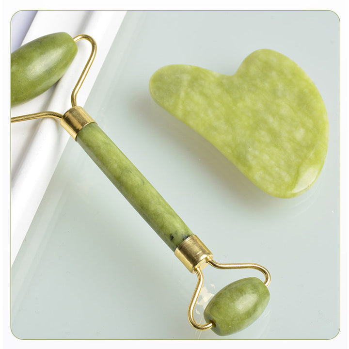 "Jade roller och gua sha av grön jade för ansiktsmassage, främjar hälsosam hud med naturlig lyster och anti-aging egenskaper.