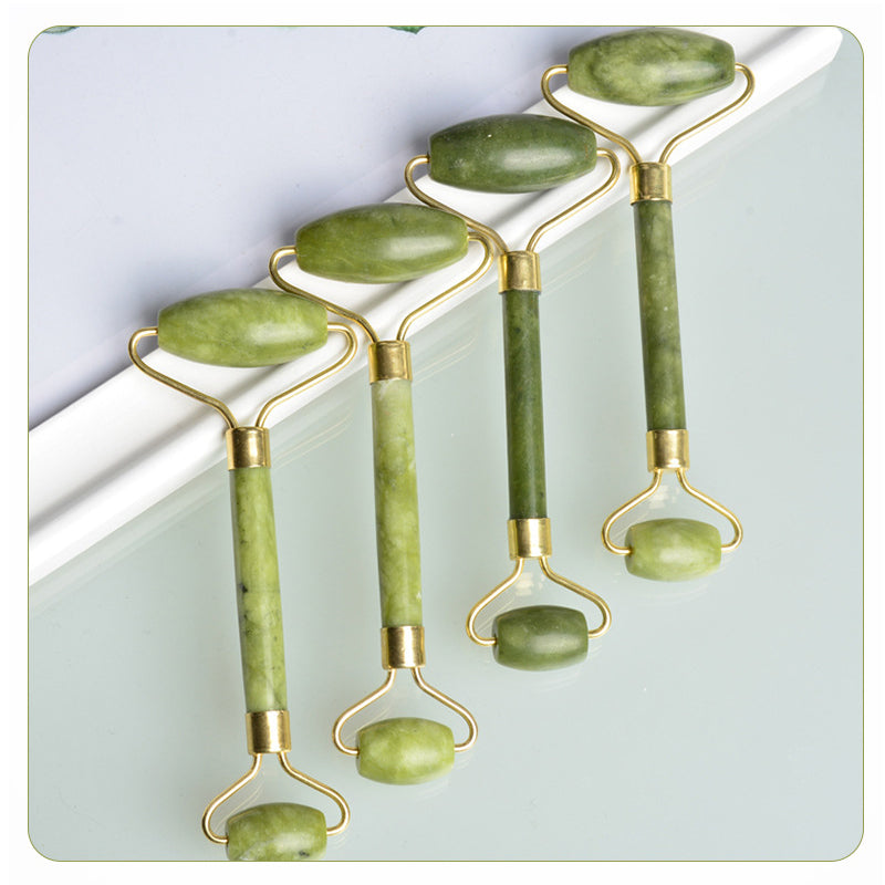 "Jade roller och gua sha av grön jade för ansiktsmassage, främjar hälsosam hud med naturlig lyster och anti-aging egenskaper.