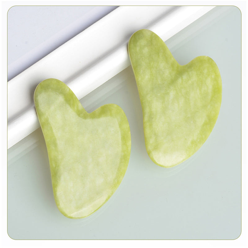"Jade roller och gua sha av grön jade för ansiktsmassage, främjar hälsosam hud med naturlig lyster och anti-aging egenskaper.