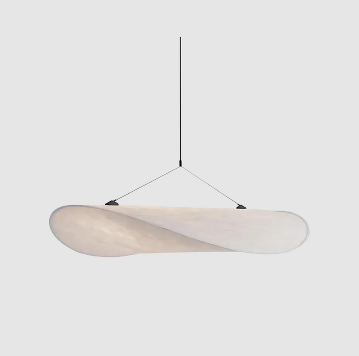 Japandi taklampa i siden, minimalistisk design för avkopplande belysning i vardagsrum.