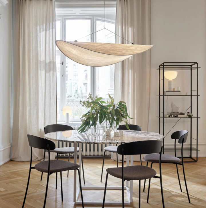 Mjukt, avkopplande ljus från minimalistisk japandi taklampa. Idealisk belysning för hemmet.
