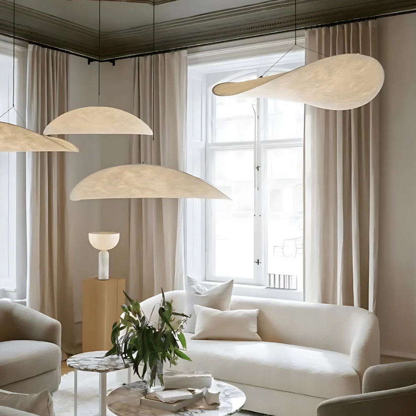 Enkel, elegant hänglampa i vitt siden, japandi stil för sovrummets belysning.