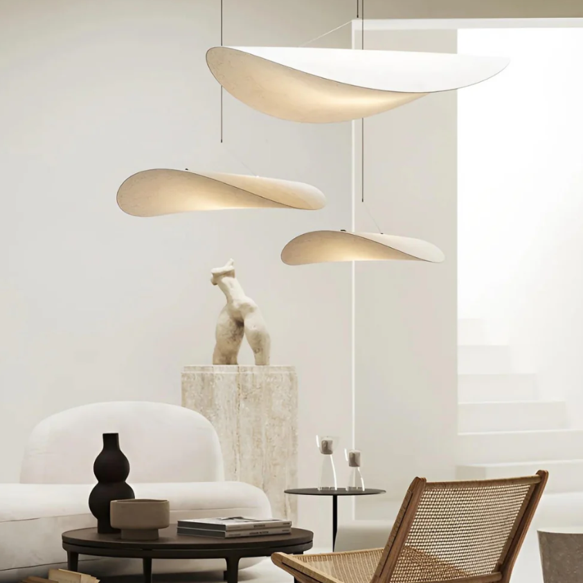 Hängande taklampa i japandi stil med vit sidenlampskärm. Modern belysning för hemmet.