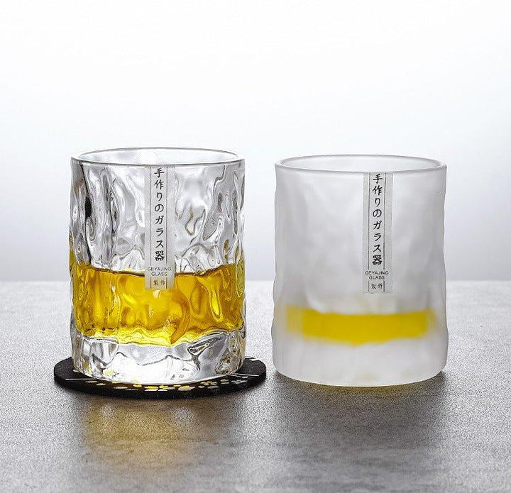 Detaljbild av Edo Kiriko whiskyglas, visar intrikata Glacier & Frost mönster, ett mästerligt hantverk.