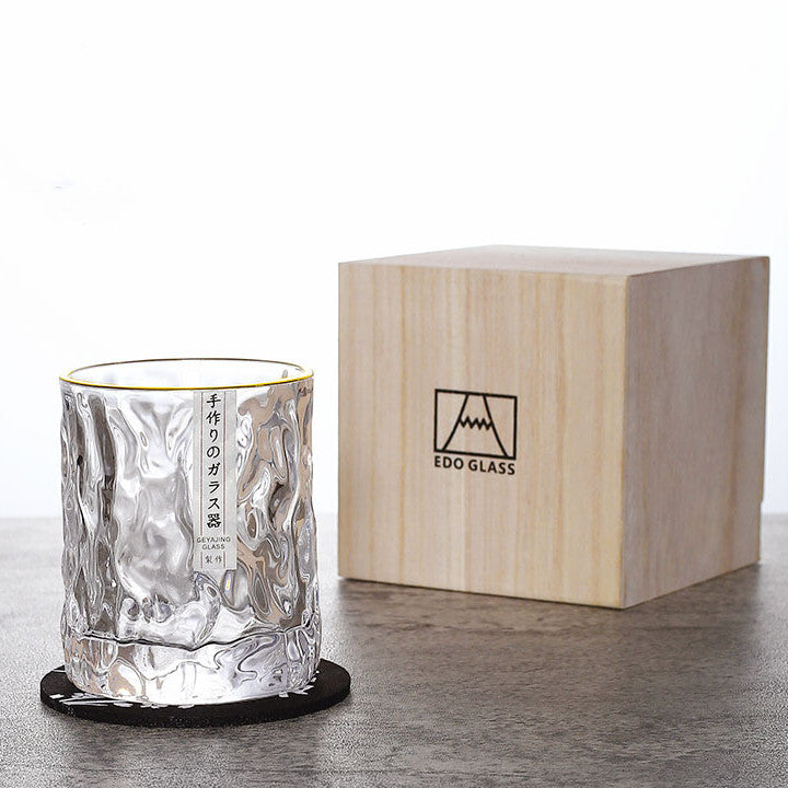 Elegant Edo Kiriko whiskyglas, en exklusiv presentidé för whiskyälskare. Japanskt hantverk med frostdesign.