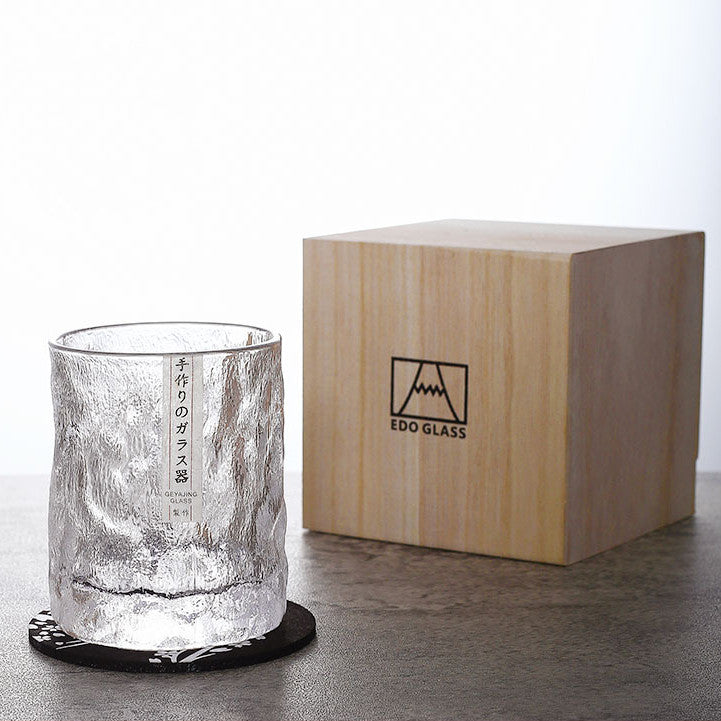 Fantastiskt Edo Kiriko designglas, Glacier & Frost stil, reflekterar ljus vackert. Perfekt för elegant servering.