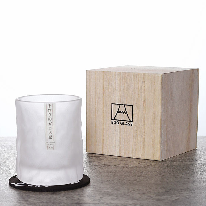 Unikt Edo Kiriko whiskyglas med distinkt frostat utseende, Glacier design. Ett handskuret japanskt konstverk.