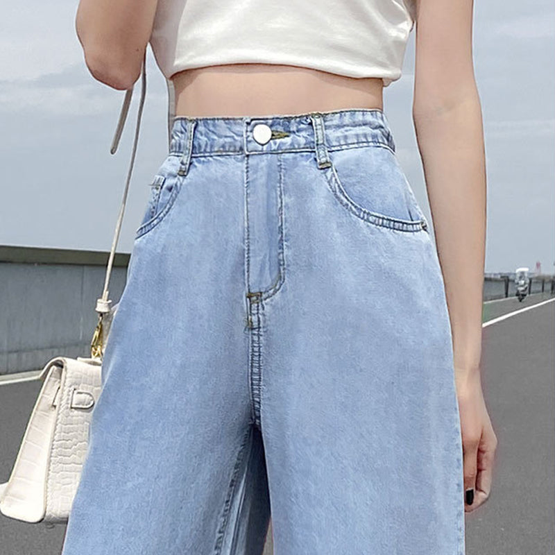 "Jeans med vida ben för kvinnor i blått lyocellmaterial med hög midja och raka ben, ger en smickrande och bekväm stil."
