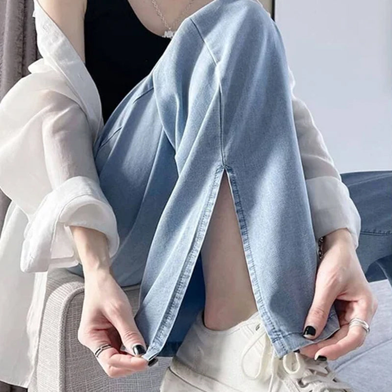"Jeans med vida ben för kvinnor i blått lyocellmaterial med hög midja och raka ben, ger en smickrande och bekväm stil."