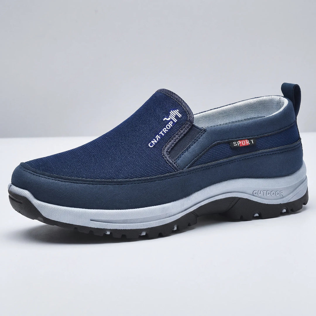 Bekväma John slip-on herrskor med fotstöd. Idealiska komfortskor för promenader och dagligt bruk.
