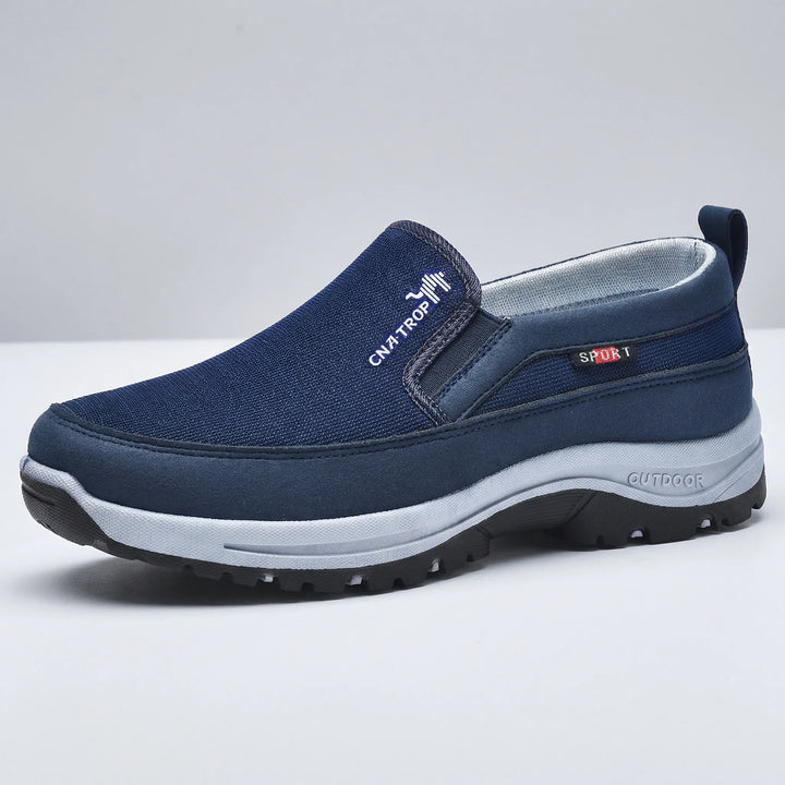 Bekväma John slip-on herrskor med fotstöd. Idealiska komfortskor för promenader och dagligt bruk.