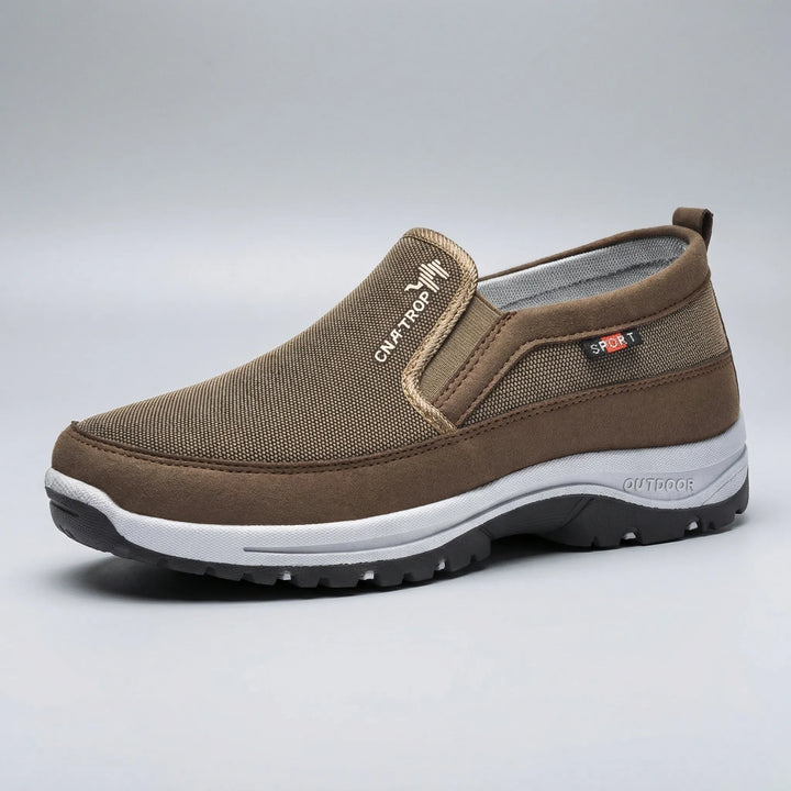 Stilsäkra John herr slip-on komfortskor. Perfekta vardagsskor som ger fotstöd vid promenader.