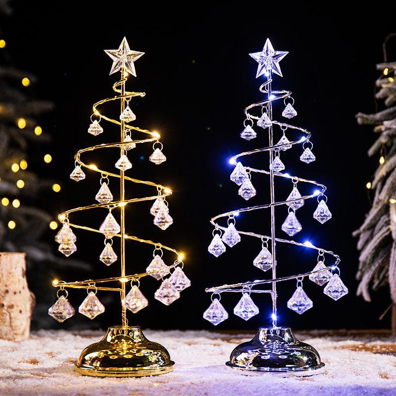 "Jul LED bordslampa i kristallform som lyser i varmt guld eller silvervitt, elegant dekoration för festlig atmosfär."