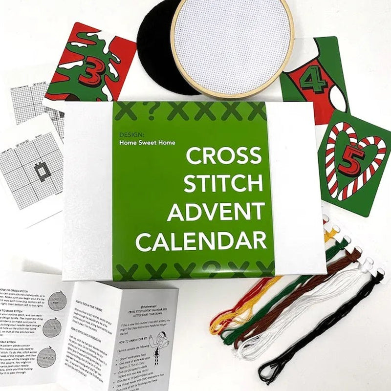 "Juladventskalender broderikit med festligt mönster och träram, perfekt för att skapa minnesrika helgdagar."