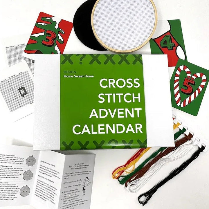"Juladventskalender broderikit med festligt mönster och träram, perfekt för att skapa minnesrika helgdagar."