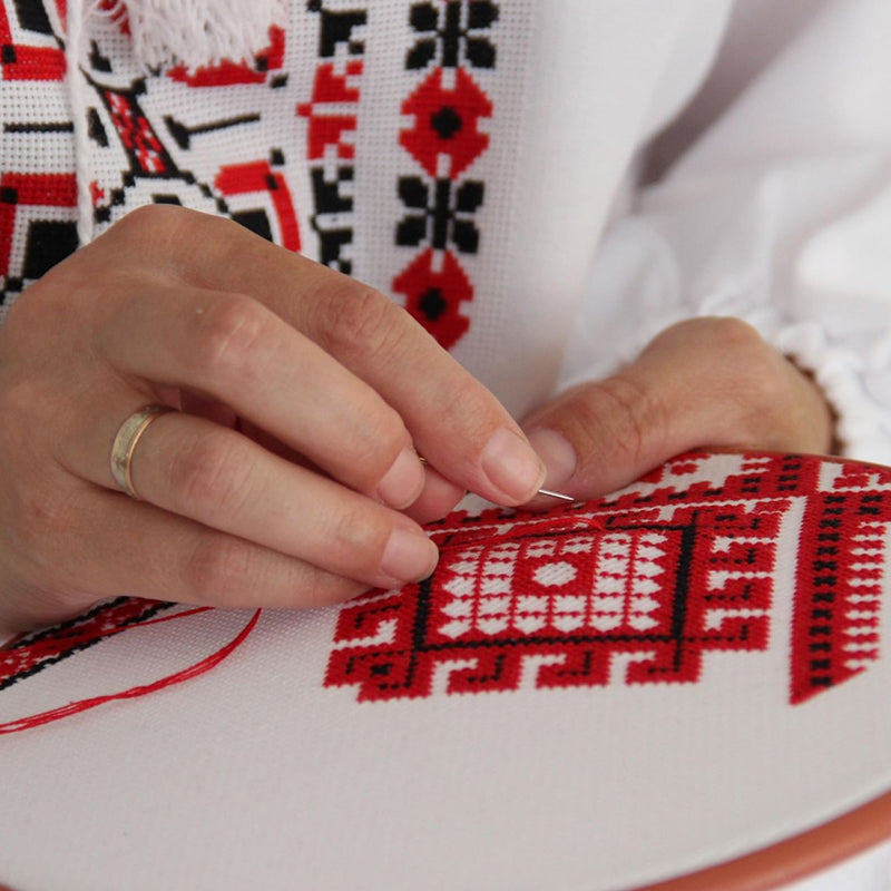 "Juladventskalender broderikit med festligt mönster och träram, perfekt för att skapa minnesrika helgdagar."