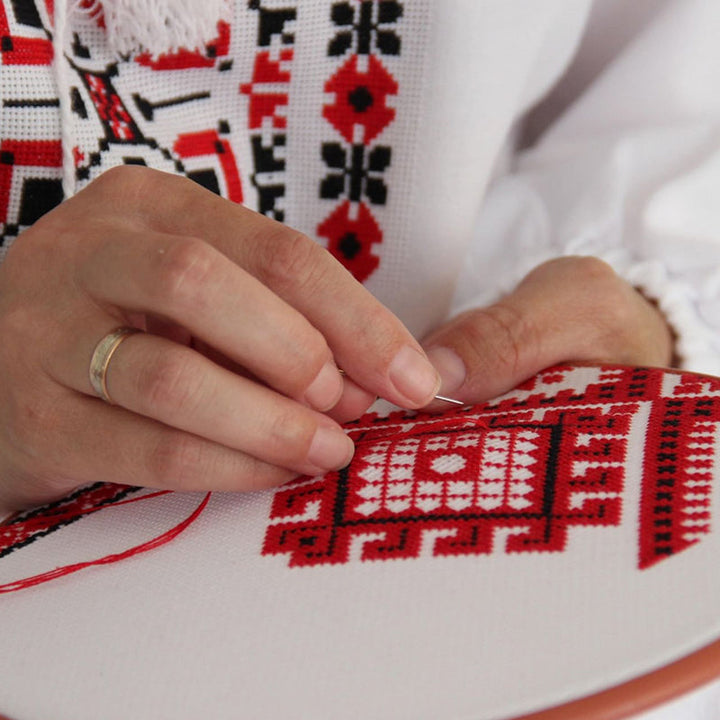 "Juladventskalender broderikit med festligt mönster och träram, perfekt för att skapa minnesrika helgdagar."