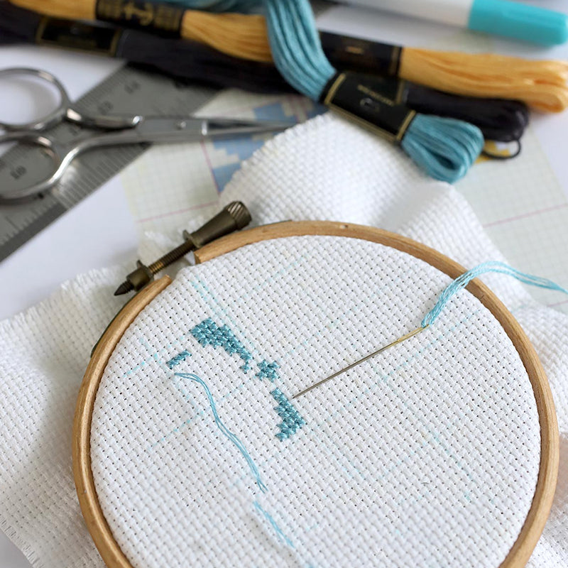 "Juladventskalender broderikit med festligt mönster och träram, perfekt för att skapa minnesrika helgdagar."