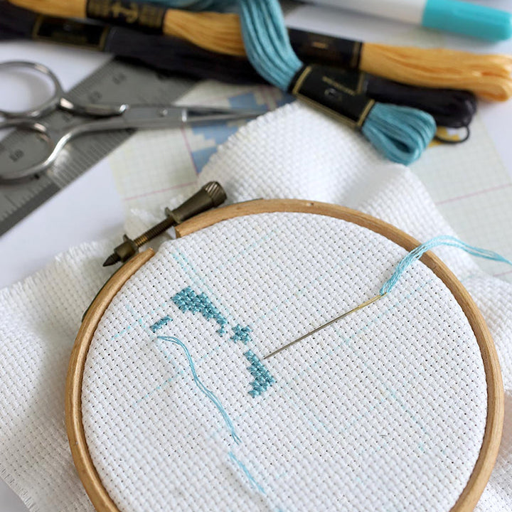 "Juladventskalender broderikit med festligt mönster och träram, perfekt för att skapa minnesrika helgdagar."