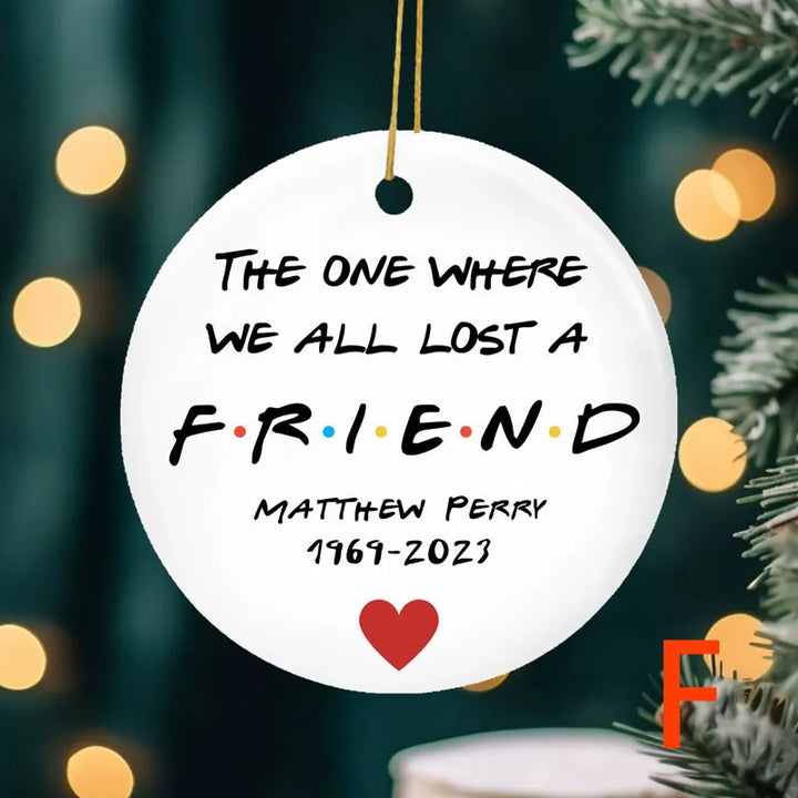 "Juldekoration Chandler och Joey kramar, porslinskeramik, glansig finish, ikonisk Friends-scen, hjärtlig kram, 3 tum dia."