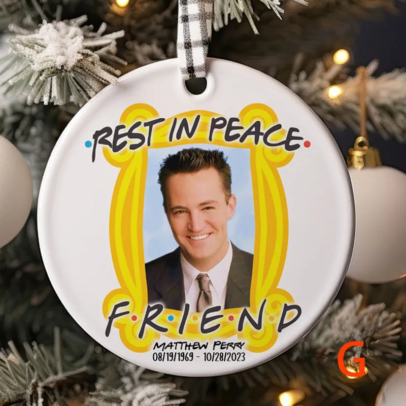 "Juldekoration Chandler och Joey kramar, porslinskeramik, glansig finish, ikonisk Friends-scen, hjärtlig kram, 3 tum dia."