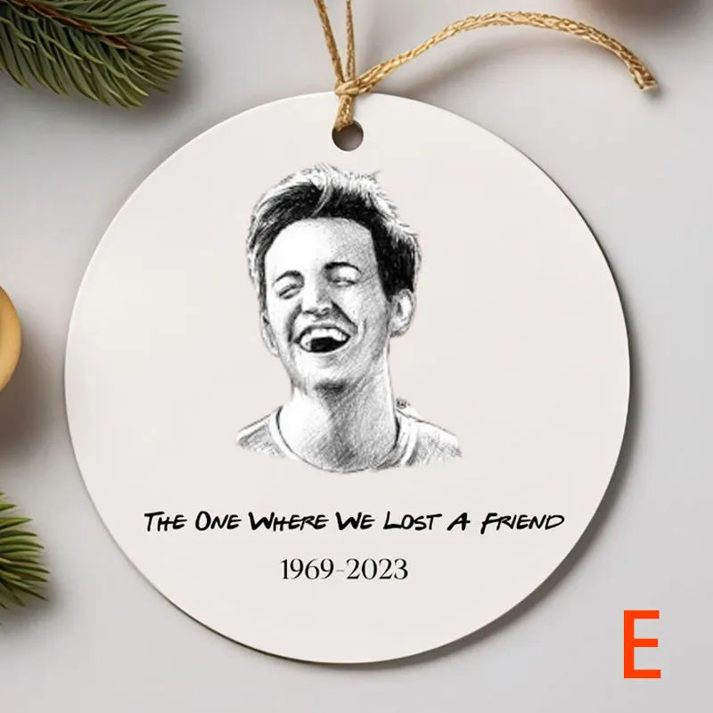 "Juldekoration Chandler och Joey kramar, porslinskeramik, glansig finish, ikonisk Friends-scen, hjärtlig kram, 3 tum dia."