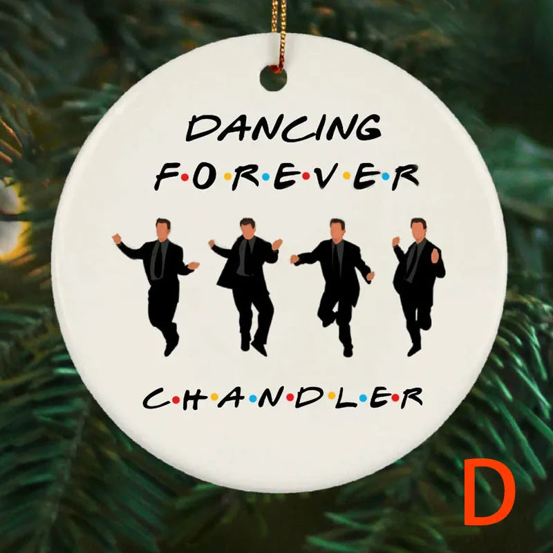 "Juldekoration Chandler och Joey kramar, porslinskeramik, glansig finish, ikonisk Friends-scen, hjärtlig kram, 3 tum dia."