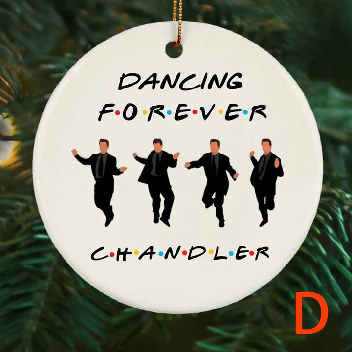 "Juldekoration Chandler och Joey kramar, porslinskeramik, glansig finish, ikonisk Friends-scen, hjärtlig kram, 3 tum dia."