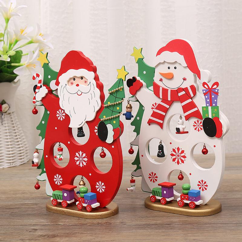 "Juldekoration i trä med tomte och snögubbe, perfekt för julstämning. Lätt att montera, inkluderar miniupphängningar."