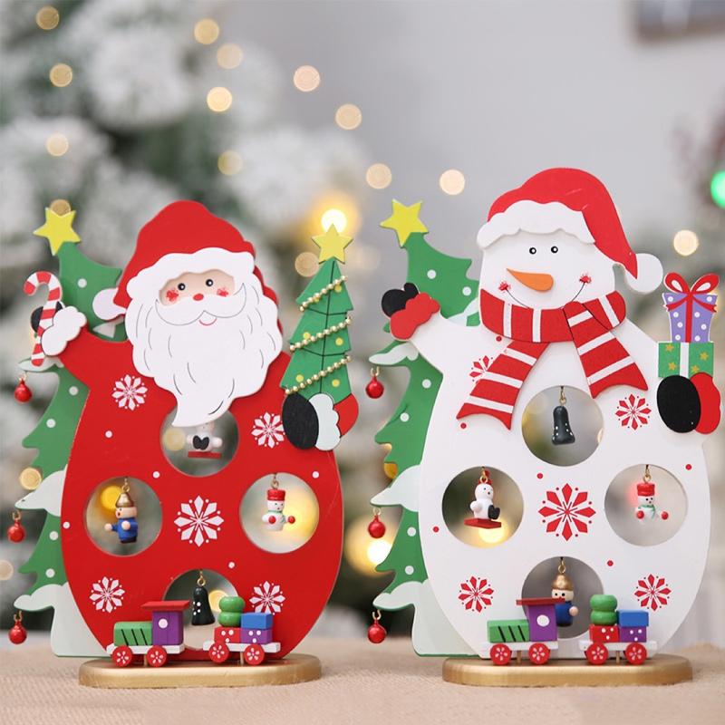 "Juldekoration i trä med tomte och snögubbe, perfekt för julstämning. Lätt att montera, inkluderar miniupphängningar."