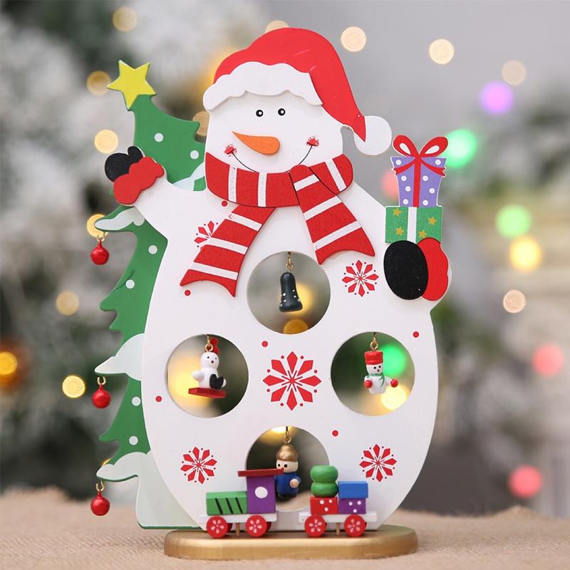 "Juldekoration i trä med tomte och snögubbe, perfekt för julstämning. Lätt att montera, inkluderar miniupphängningar."