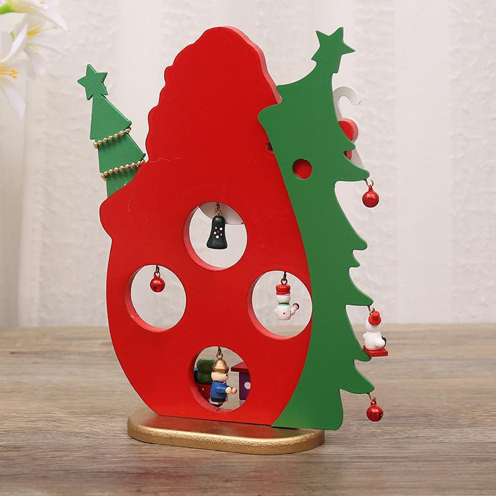 "Juldekoration i trä med tomte och snögubbe, perfekt för julstämning. Lätt att montera, inkluderar miniupphängningar."