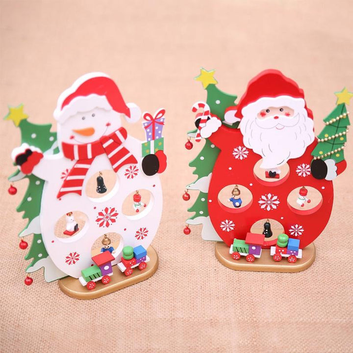 "Juldekoration i trä med tomte och snögubbe, perfekt för julstämning. Lätt att montera, inkluderar miniupphängningar."