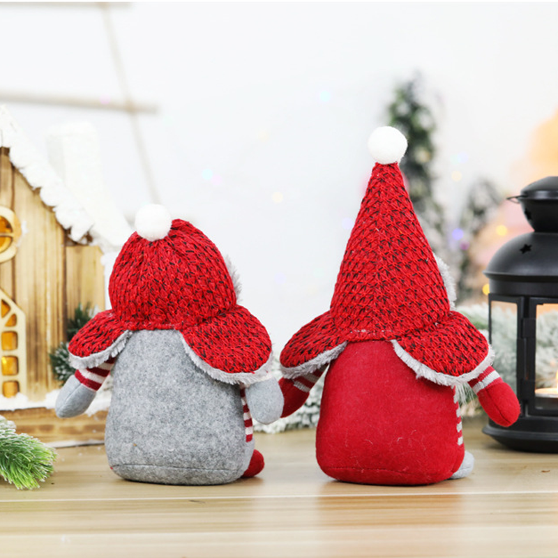 "Juldekoration tomte med rund hatt, stilfull detaljerad, miljövänlig, traditionell julstämning för hem och inredning."