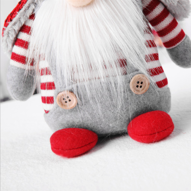 "Juldekoration tomte med rund hatt, stilfull detaljerad, miljövänlig, traditionell julstämning för hem och inredning."