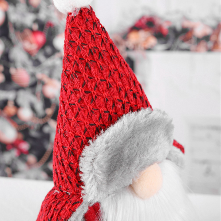 "Juldekoration tomte med rund hatt, stilfull detaljerad, miljövänlig, traditionell julstämning för hem och inredning."