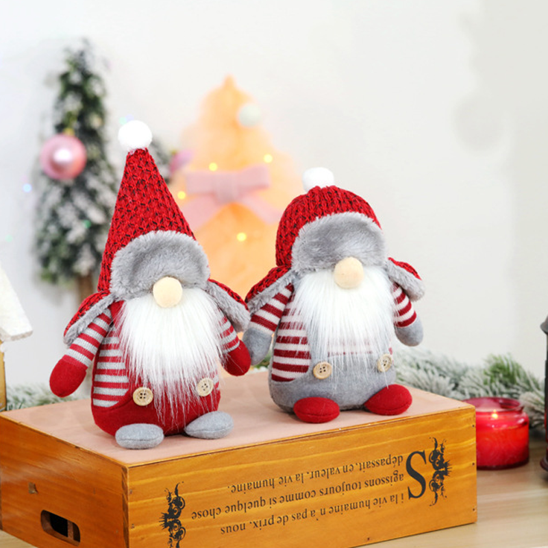 "Juldekoration tomte med rund hatt, stilfull detaljerad, miljövänlig, traditionell julstämning för hem och inredning."