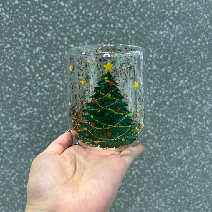 "Julgran Tumbler med flytande glitter, glas formad som en julgran, perfekt för julstämning, dubbelväggig isolering."