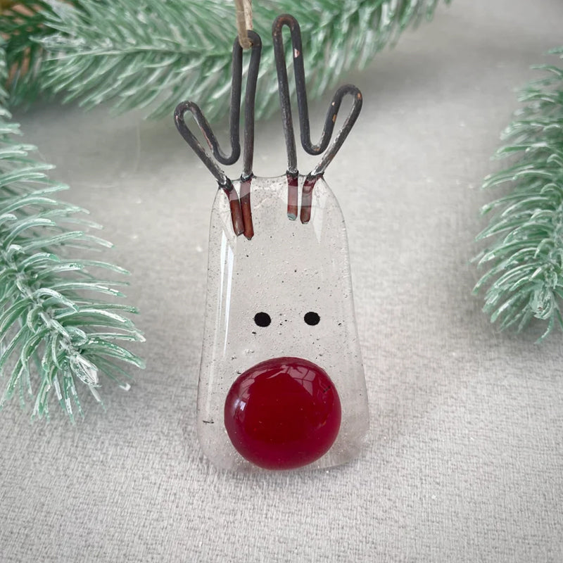 "Julgransdekoration i glas med detaljerade mönster, reflekterar ljus vackert, passar för festlig julstämning."