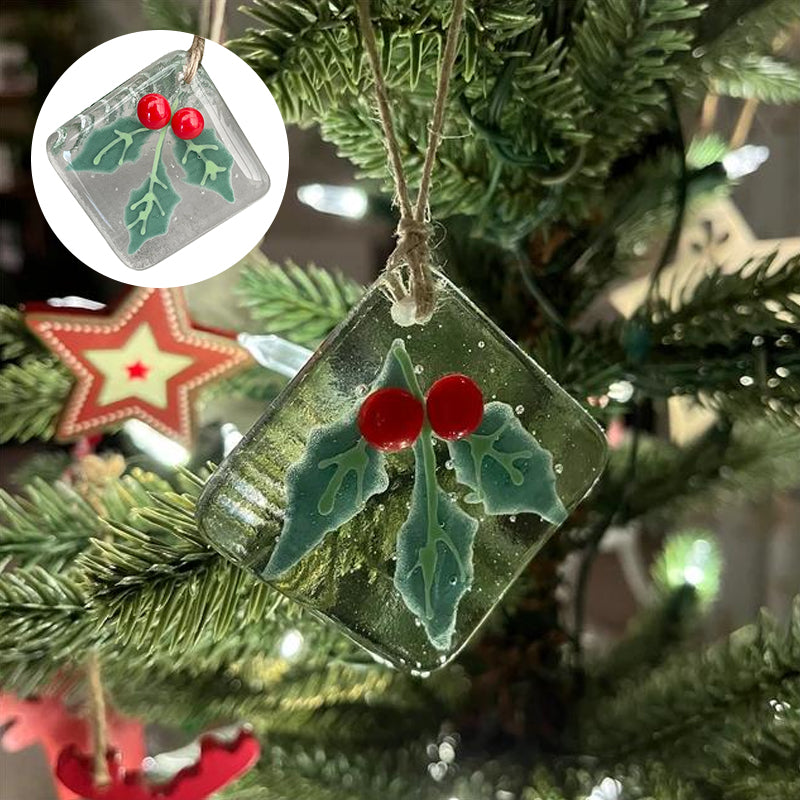 "Julgransdekoration i glas med detaljerade mönster, reflekterar ljus vackert, passar för festlig julstämning."