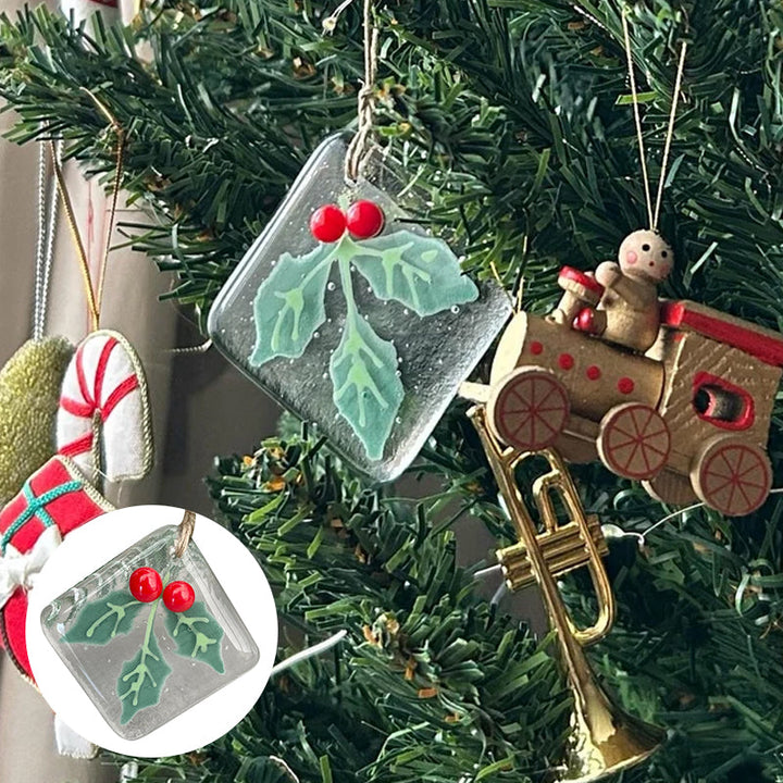 "Julgransdekoration i glas med detaljerade mönster, reflekterar ljus vackert, passar för festlig julstämning."